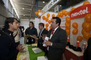 Employers and job seekers met at a recent job fair in Cancun. (PHOTO: riviera-maya-news.com)