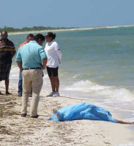 Murder victim's body was found on the beach at Telchac Puerto. (PHOTO: yucatan.com.mx)