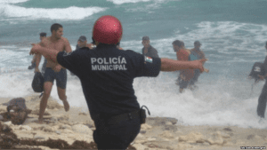 Cuban rafters run to escape capture on Isla Mujeres. (PHOTO: youtube)