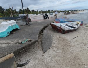 Progreso malecon showed damage from tidal swells. (PHOTO: yucatan.com.mx) 