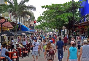 Crowded 5th Avenue in Playa del Carmen reflects Quintana Roo's population growth. (PHOTO: riviera-maya-news.com)