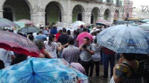 About 200 protesters gathered in the rain Saturday to chant slogans in front of Merida's City Hall. (PHOTO: yucatan.com.mx)