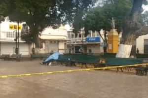 The body of a stabbing victim in Eulogia Rosado Park was covered with a blanket. (PHOTO: laverdadnoticias.com)