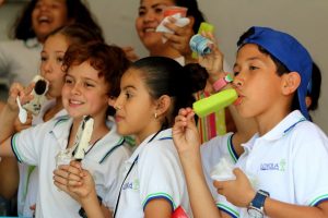 Merida school children fight the heat with ice cream and 'paletas'. (PHOTO: yucatan.com.mx)