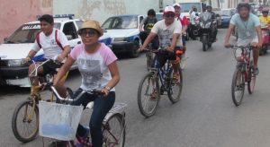 University students take a bike tour of Valladolid. (PHOTO: yucatan.com.mx)