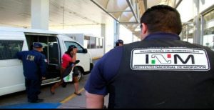 INM agents escort a detainee. (PHOTO: Jorge Castro Digital)