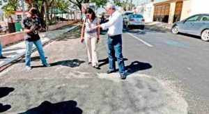 Officials review street damage by vandals. PHOTO: El Debate