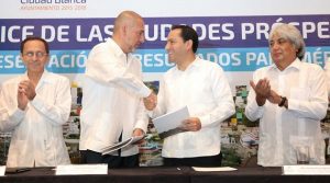 In the middle shaking hands, Pablo Vaggione (L) and Mauricio Vila (R) Photo: Reporteros Hoy