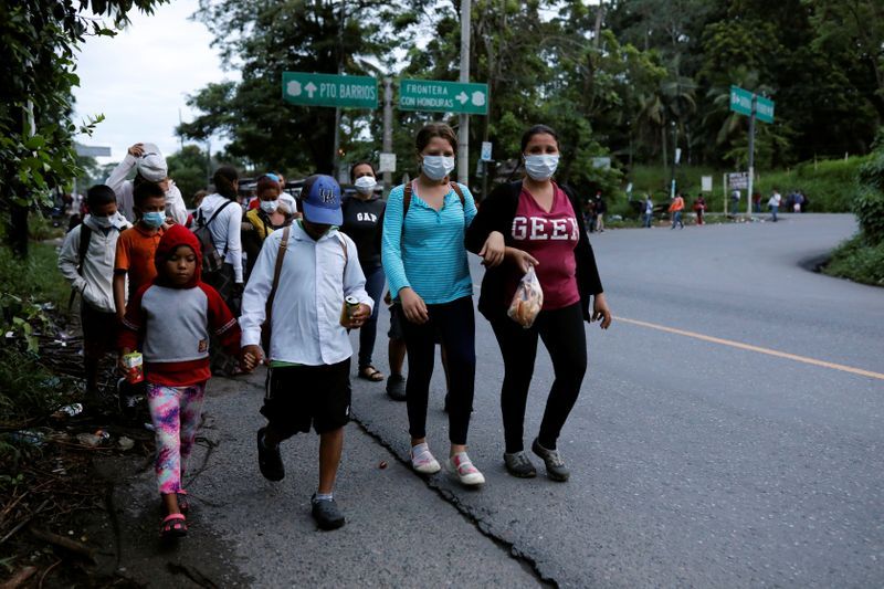 More than 2 000 Honduran migrants march down to the US The