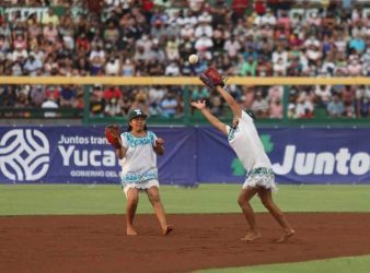 Mexican Fernando Valenzuela is now officially a living legend; the LA  Dodgers to retire number 34 - The Yucatan Times