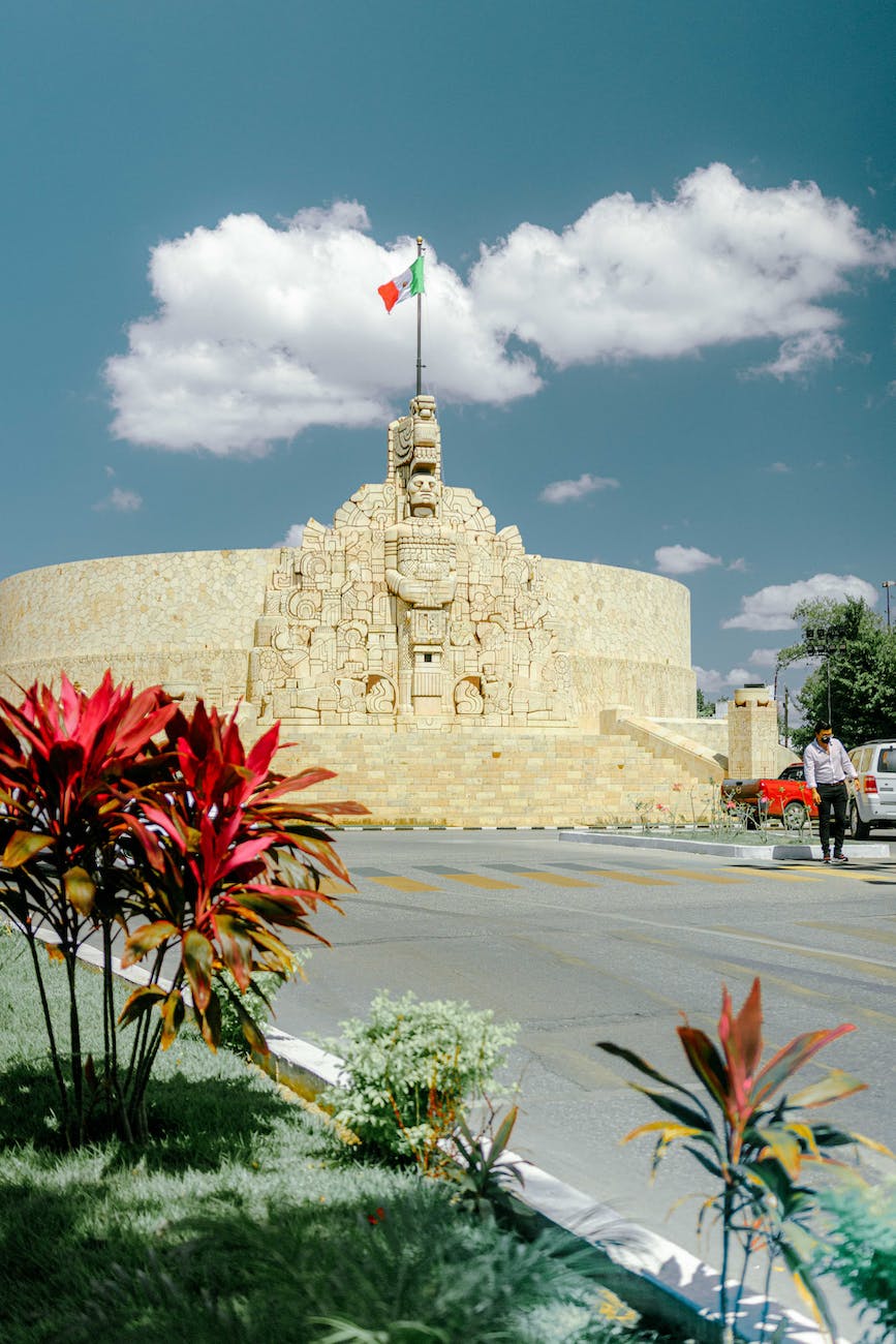 photo of a monument in mexico